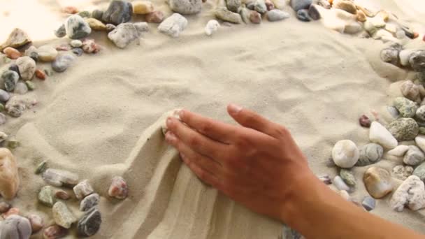 Чоловічі руки роїться в білому морському піску. пляжні ігри. наносить пісок на морське узбережжя. Концепція курорту — стокове відео