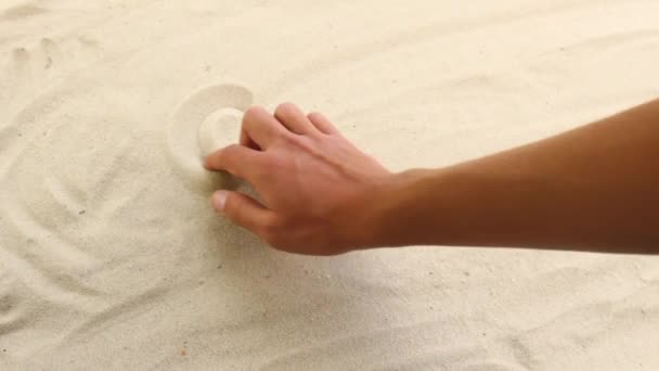 Ręka rysuje napis Morze na piasku. Słoneczne wybrzeże morza i oceanu. Symbol wypoczynku i wakacji w ośrodku — Wideo stockowe