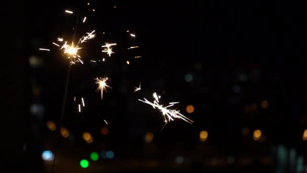 Bengala fogo queimaduras pau em um fundo preto fechar em câmera lenta. fogos de artifício festivos e bokeh — Vídeo de Stock