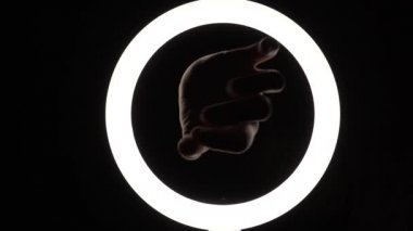 Bir sürü jest. Kadın eli yakın plan parmak figürleri yapar. parmak oyunu, nazik hareketler