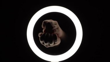 Bir sürü jest. Kadın eli yakın plan parmak figürleri yapar. parmak oyunu, nazik hareketler