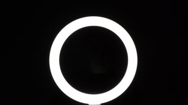 Kadın eli, telefonun siyah arka planda yakın çekimini gösteriyor. reklam eklemek için yeşil ekran modeli