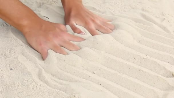 Homens mãos enxame na areia do mar branco. Jogos de praia. golpes na areia na costa do mar. Conceito de recurso — Vídeo de Stock