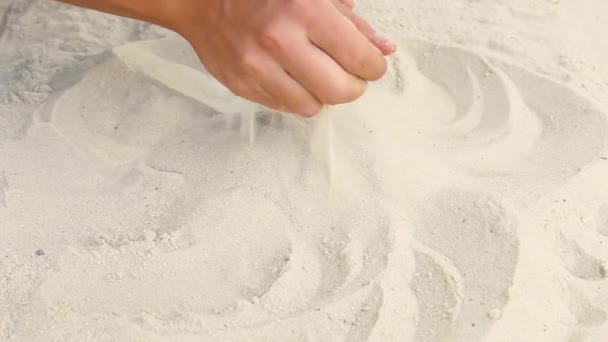 Män händer svärma i den vita havet sand. strandspel. Stryker sanden på havskusten. Resortkoncept — Stockvideo