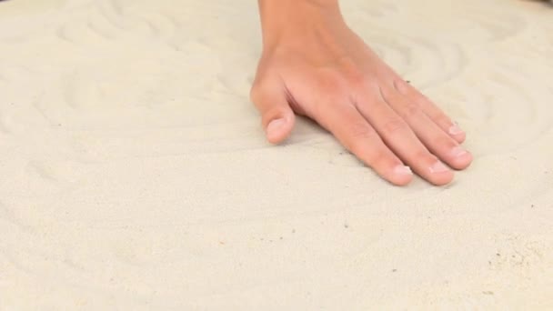 Mens manos enjambre en la arena blanca del mar. juegos de playa. acaricia la arena en la costa del mar. Concepto Resort — Vídeos de Stock
