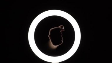 Bir sürü jest. Kadın eli yakın plan parmak figürleri yapar. Parmak oyunu, baş parmak yukarı, anlaştık.