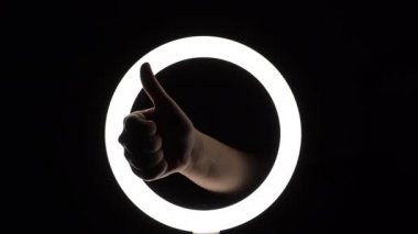 Bir sürü jest. Kadın eli yakın plan parmak figürleri yapar. Parmak oyunu, baş parmak yukarı, anlaştık.