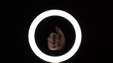 Bir sürü jest. Kadın eli yakın plan parmak figürleri yapar. Parmak oyunu, baş parmak yukarı, anlaştık.