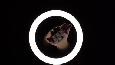 Bir sürü jest. Kadın eli yakın plan parmak figürleri yapar. Parmak oyunu, iki avuçla alkış. Alkış.