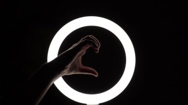 Bir sürü jest. Kadın eli yakın plan parmak figürleri yapar. Parmak oyunu, kalp şeklinde avuçlar. Eller aşkın sembolünü gösterir