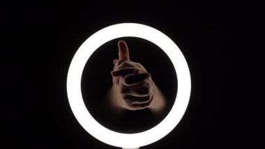 Bir sürü jest. Kadın eli yakın plan parmak figürleri yapar. Parmak oyunu, el masajı.