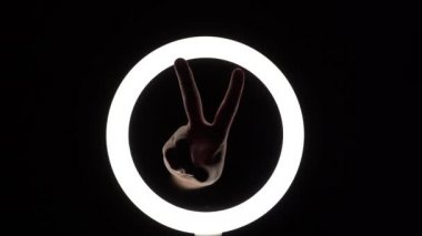 Bir sürü jest. Kadın eli yakın plan parmak figürleri yapar. Parmak oyunu. İki parmak işaretini gösteriyor. zafer sembolü