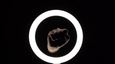 Bir sürü jest. Kadın eli yakın plan parmak figürleri yapar. Parmak oyunu. Birden beşe kadar say.