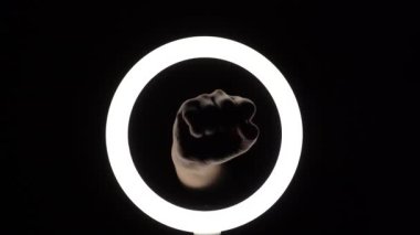 Bir sürü jest. Kadın eli yakın plan parmak figürleri yapar. Parmak oyunu. Beşten bire kadar say.