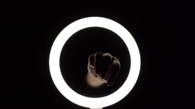 Bir sürü jest. Kadın eli yakın plan parmak figürleri yapar. Parmak oyunu. Birden beşe kadar say.