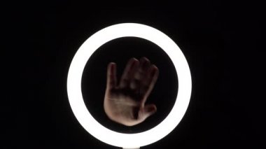 Bir sürü jest. Kadın eli yakın plan parmak figürleri yapar. Parmak oyunu. El sallayarak merhaba ya da güle güle. Selamlar ve elveda.