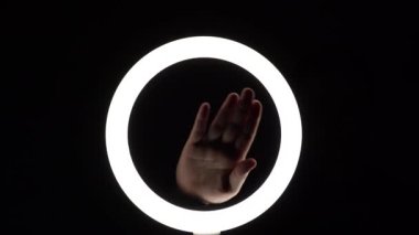 Bir sürü jest. Kadın eli yakın plan parmak figürleri yapar. Parmak oyunu. El sallayarak merhaba ya da güle güle. Selamlar ve elveda.