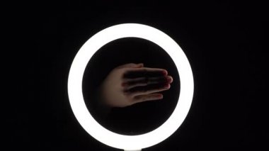 Bir sürü jest. Kadın eli yakın plan parmak figürleri yapar. Parmak oyunu, köpek taklidi.