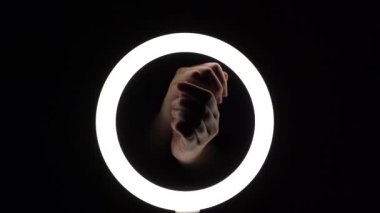 Bir sürü jest. Kadın eli yakın plan parmak figürleri yapar. Parmak oyunu, nazik hareketler. Kuşlar uçan göçmen