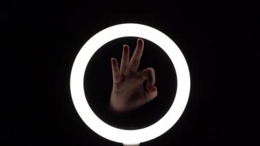 Bir sürü jest. Kadın eli yakın plan parmak figürleri yapar. Parmak oyunu, nazik hareketler. Tamam jest. Müdahaleci ile anlaşma