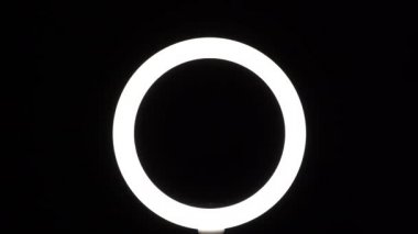 Bir sürü jest. Kadın eli yakın plan parmak figürleri yapar. Parmak oyunu, nazik hareketler. tıklama hareketi