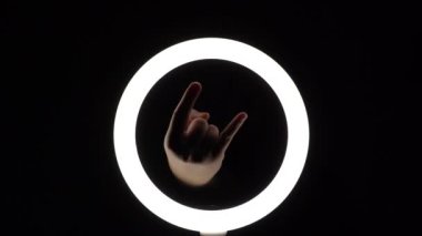 Jest paketi. Kadın eli yakın plan parmak figürleri yapar. Parmak oyunu. Kaya hareketi