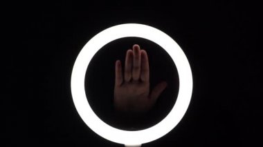 Jest paketi. Kadın eli yakın plan parmak figürleri yapar. Parmak oyunu. Bir avuç içi ya da dur işareti ile çak bir beşlik.