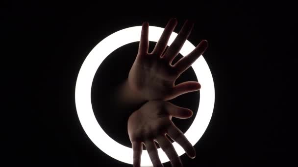 Paczka gestów. kobiece dłonie z bliska tworzą figury z palców. zabawa palcami, delikatne ruchy — Wideo stockowe