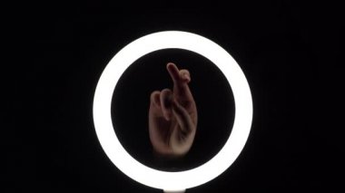 Jest paketi. Kadın eli yakın plan parmak figürleri yapar. Parmak oyunu. Şans veya aldatmaca için şans dileyin.