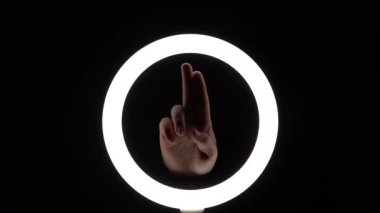 Jest paketi. Kadın eli yakın plan parmak figürleri yapar. Parmak oyunu. Parmak tabancası taklidi. Avuç içi silahı