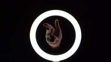 Jest paketi. Kadın eli yakın plan parmak figürleri yapar. Parmak oyunu. Parmak tabancası taklidi. Avuç içi silahı