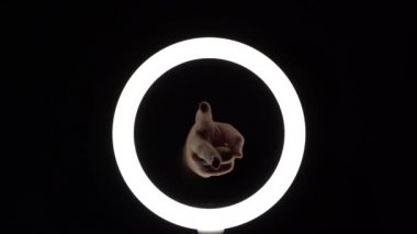 Jest paketi. Kadın eli yakın plan parmak figürleri yapar. Parmak oyunu. Taş kağıt makas oyunu sallanıyor