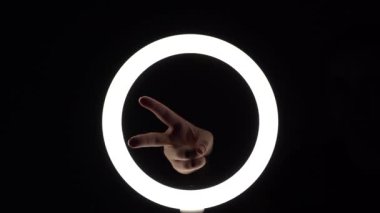 Jest paketi. Kadın eli yakın plan parmak figürleri yapar. Parmak oyunu. Taş kağıt makas oyunu sallanıyor