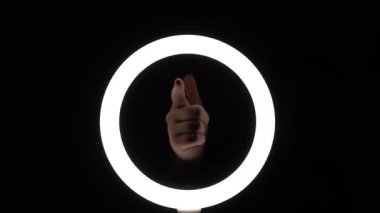 Bir sürü jest. Kadın eli yakın plan parmak figürleri yapar. Parmak oyunu. Parmağını çerçeveye doğrultuyor. Hey, sen! Sana ihtiyacımız var. Seni izliyoruz.