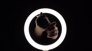 Kadın elleri, kremi tüpten avuç içine sıkıştırıyor. Güzellik tedavileri, spa, cilt bakımı