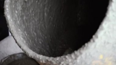 Beton karıştırıcı binanın karışımını karıştırıyor. Dönüşümlü inşaat aleti yakın çekim. Gri yapım yapıştırıcılı inşaat işi