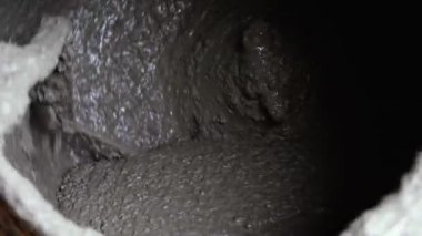 Beton karıştırıcı binanın karışımını karıştırıyor. Dönüşümlü inşaat aleti yakın çekim. Gri yapım yapıştırıcılı inşaat işi