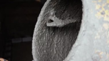 Beton karıştırıcı binanın karışımını karıştırıyor. Dönüşümlü inşaat aleti yakın çekim. Gri yapım yapıştırıcılı inşaat işi