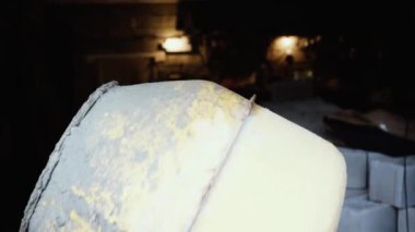 Beton karıştırıcı binanın karışımını karıştırıyor. Dönüşümlü inşaat aleti yakın çekim. Gri yapım yapıştırıcılı inşaat işi