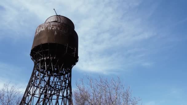 青い空に対して金属水の塔Shukhos 。水のための大きな容量は、金属サポート上のタンク。乾燥した場所に飲料水を供給するという概念 — ストック動画