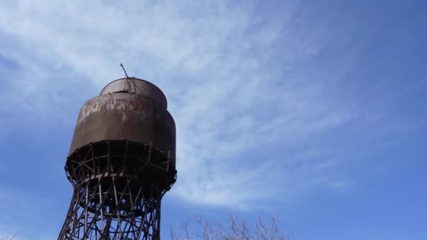 Shukhovs metal water tower against the blue sky. Big capacity for water, the tank on a metal support. The concept of supplying drinking water to arid places — Stock Video