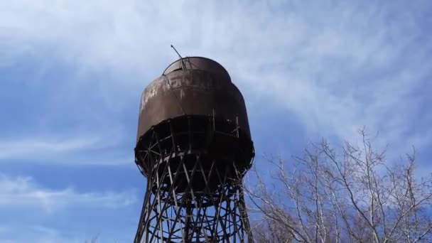 舒霍夫的金属水塔在蓝天的映衬下逐渐消逝.大容量的水,水箱上有金属支撑物.向干旱地区供应饮用水的概念 — 图库视频影像