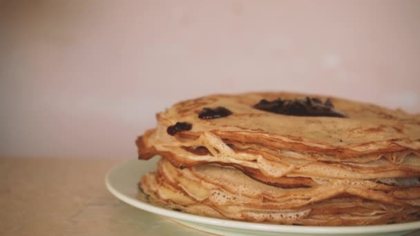 La confiture en gros plan coule sur une pile de crêpes fraîches. De la nourriture faite maison dans une assiette. pâtisseries douces — Video