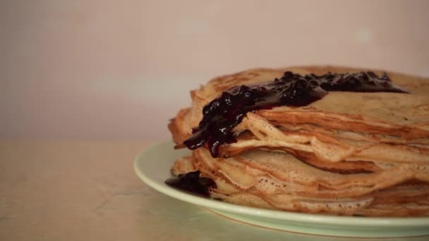 O engarrafamento de close-up flui em uma pilha de panquecas frescas. Comida caseira em um prato. pastelaria doce — Vídeo de Stock