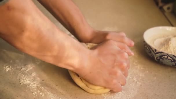 A gazda kezei gyúrják össze a tésztát közelről. Búzalisztből való sütés. Főzés otthon — Stock videók