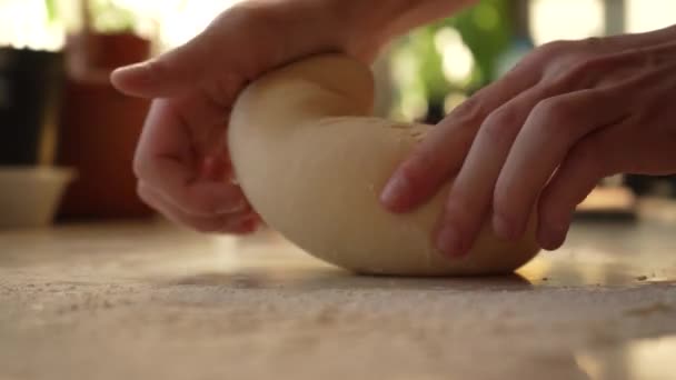 Mãos do mestre amassar a massa de perto. Cozimento de farinha de trigo. Cozinhar comida em casa — Vídeo de Stock