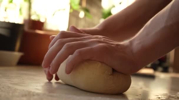 Mãos do mestre amassar a massa de perto. Cozimento de farinha de trigo. Cozinhar comida em casa — Vídeo de Stock