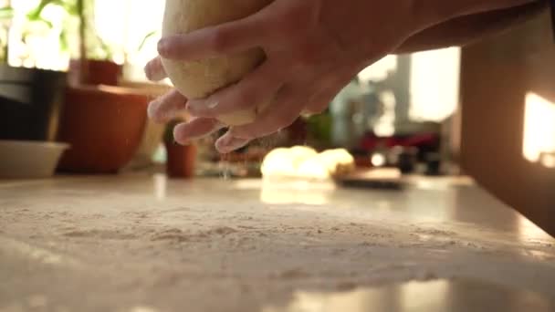Mästarens händer knådar degen närbild. Bakning av vetemjöl. Matlagning hemma — Stockvideo