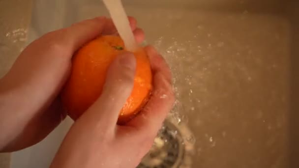 管家的手在厨房水池里洗桔子，近距离俯瞰4K 。适当的营养、保健 — 图库视频影像