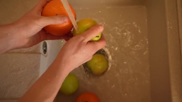 管家将苹果和橙子放在厨房的水槽里，近距离俯瞰4K 。适当的营养、保健 — 图库视频影像